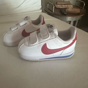 Nike Kids White and Red Sneakers with Blue Trim
